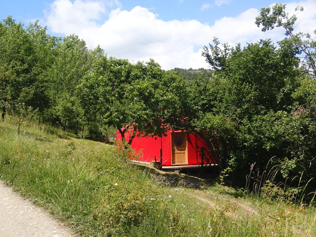 Eco-Hotel Et Yourtes Du Mercantour Guillaumes Buitenkant foto